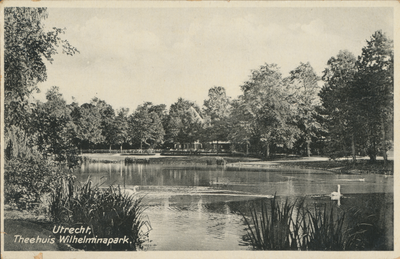 879418 Gezicht op de vijver in het Wilhelminapark te Utrecht, met op de achtergrond (vaag) het Melkhuis van de ...